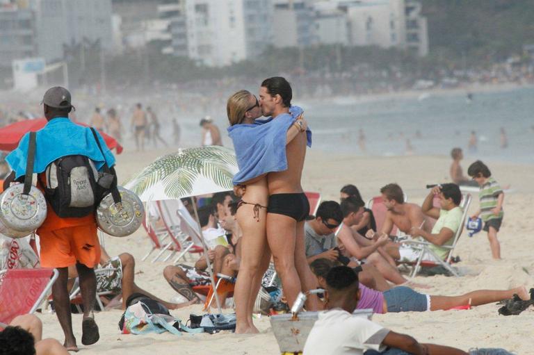 Fiorella Mattheis e Flávio Canto curtem praia de Ipanema, no Rio de Janeiro