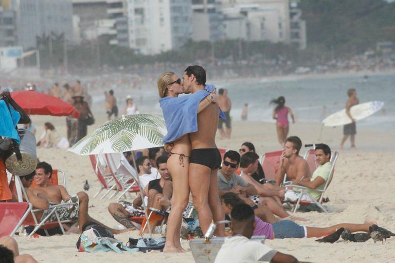 Fiorella Mattheis e Flávio Canto curtem praia de Ipanema, no Rio de Janeiro