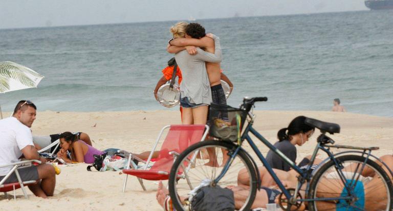 Fiorella Mattheis e Flávio Canto curtem praia de Ipanema, no Rio de Janeiro