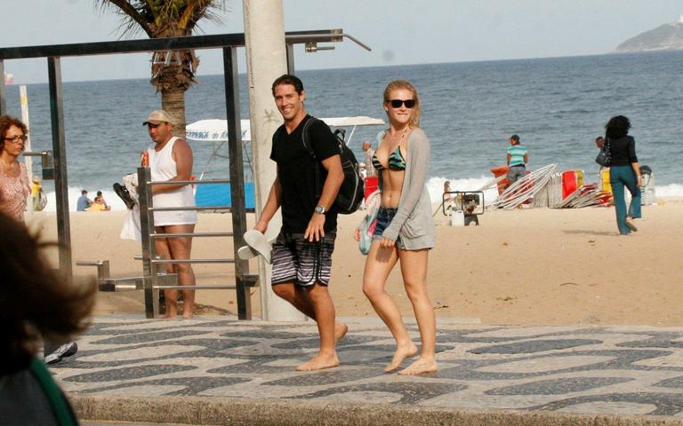 Fiorella Mattheis e Flávio Canto curtem praia de Ipanema, no Rio de Janeiro