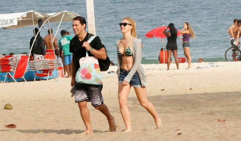 Fiorella Mattheis e Flávio Canto curtem praia de Ipanema, no Rio de Janeiro