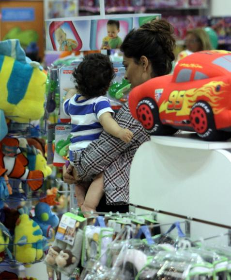 Juliana Paes com o filho em loja de brinquedos