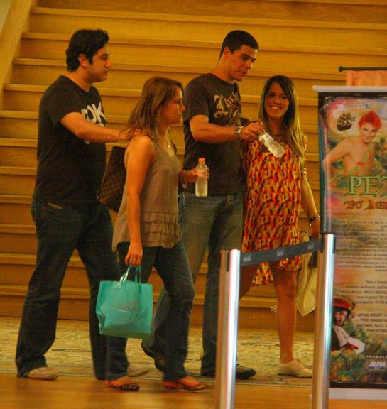 Fernanda Pontes e Diogo Boni vão à sorveteria no Rio de Janeiro