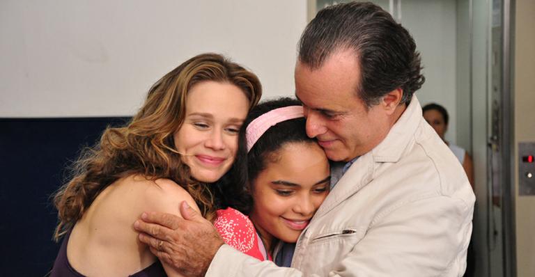 Mariana Ximenes, Carol Macedo e Tony Ramos em cena de Passione