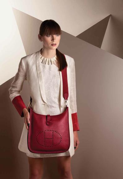 Blazer e colar de osso com fios de prata ESENCIAL, 11 3168-5601 (esencial.com.br); vestido IÓDICE, 11 3085-9310 (iodice.com.br) e bolsa de couro HERMÈS, 11 3552-4500 (hermes.com)