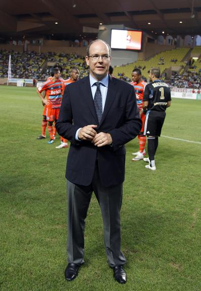 Príncipe Albert II, de Mônaco, caminha no campo antes da partida de futebol entre Manchester United e Olymmpic Marseille