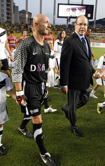 Príncipe Albert II, de Mônaco, caminha com o goleiro e ex-campeão do mundo Fabien Barthez, da França