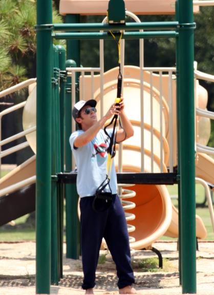 Zac Efron em tarde de exercícios