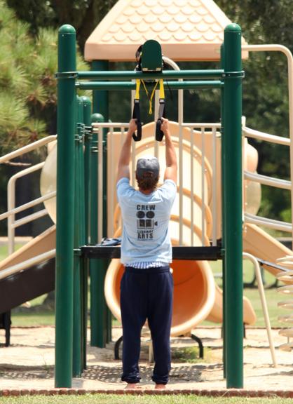 Zac Efron em tarde de exercícios