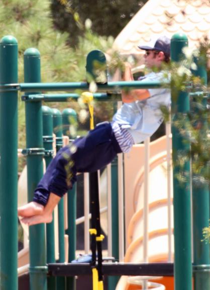 Zac Efron em tarde de exercícios