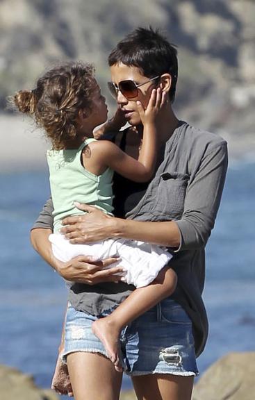 Halle Berry com a filha Nahla