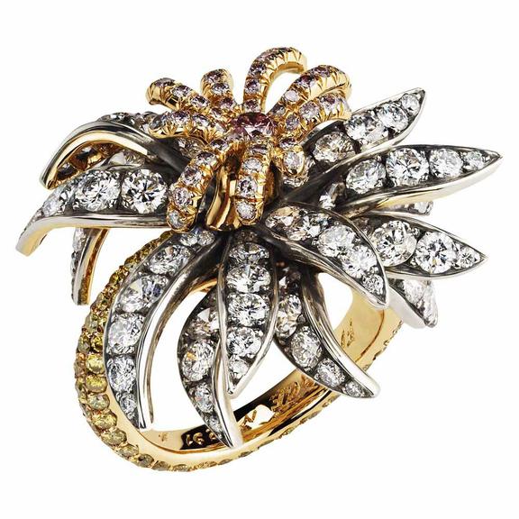 Ouro: Anel Magnolia com diamantes brancos nas pétalas, rosas no centro da flor e amarelos na banda FABERGÉ [faberge.com]