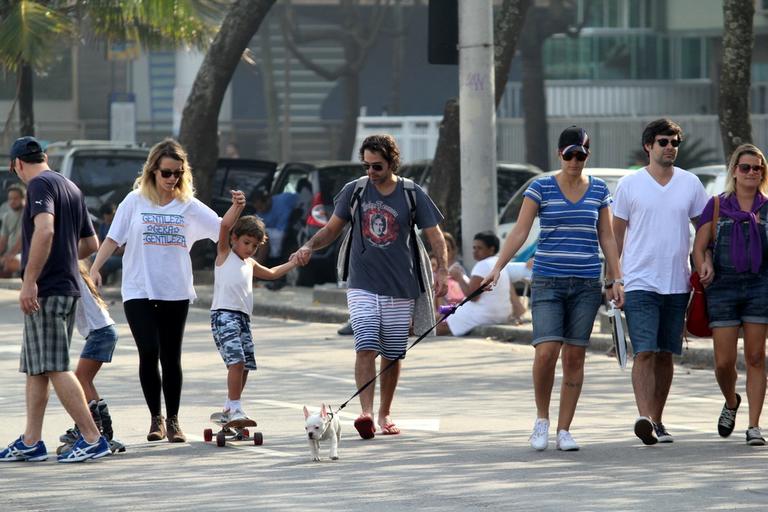 Juliana Didone e Bruno Mazzeo com João, filho do ator