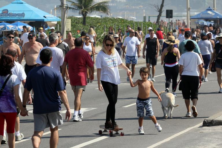 Juliana Didone com João, filho de Bruno Mazzeo