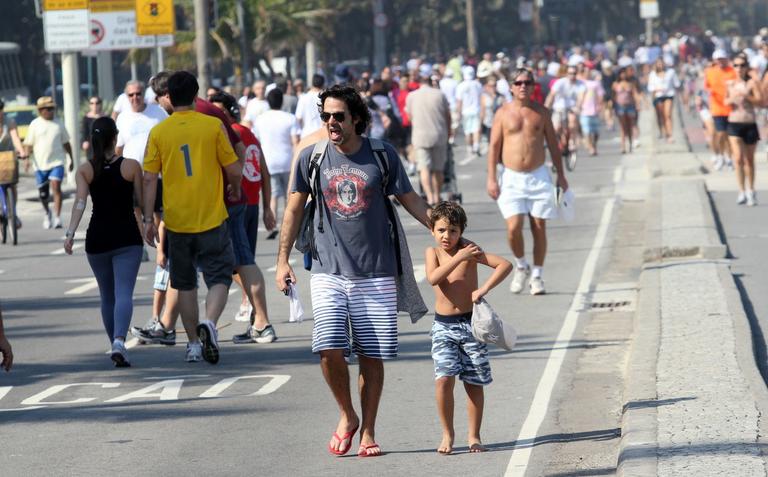 Bruno Mazzeo com o filho, João