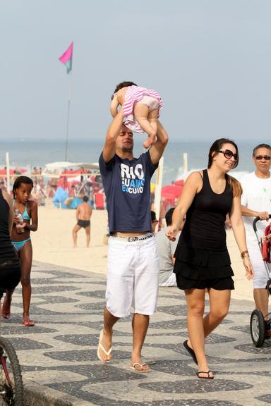 Thiago Neves paparica a filha, Maria Carolina, da relação com Marcella