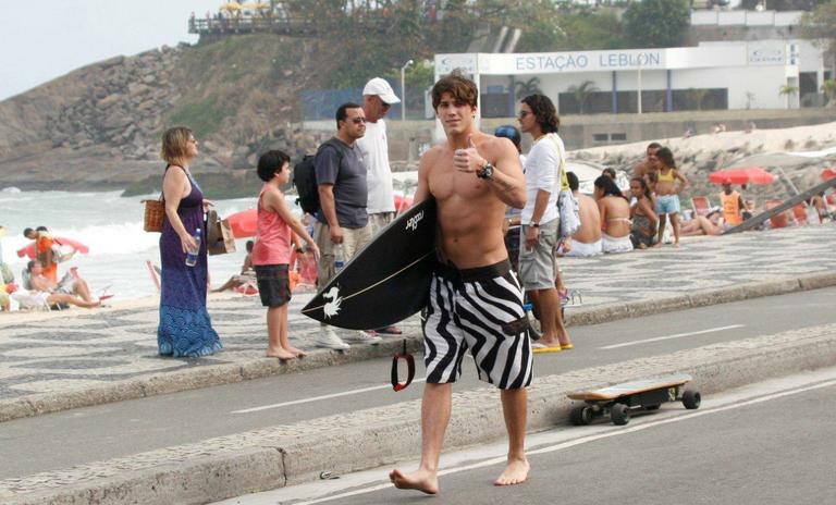 Rômulo Arantes Neto pega onda no Rio