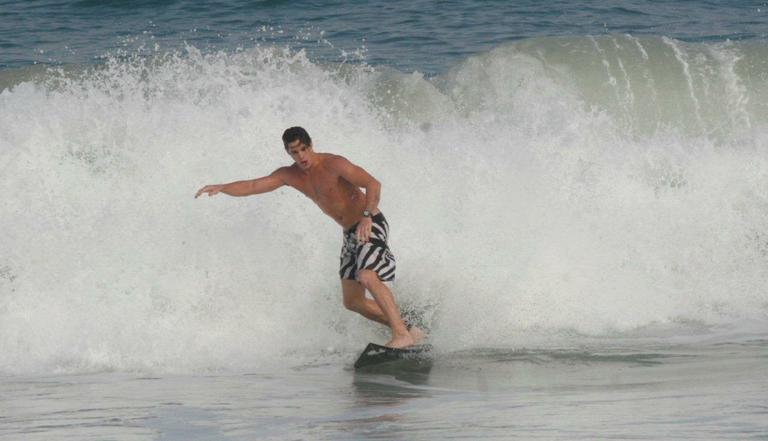 Rômulo Arantes Neto pega onda no Rio