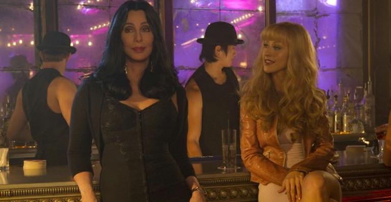 Cher também esteve em Burlesque. Ela já fez vários outros filmes, como Feitiço da Lua e As Bruxas de Eastwick 