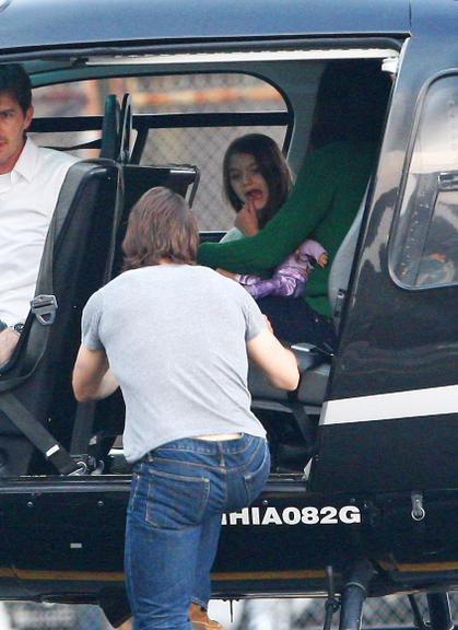 Suri Cruise viaja de helicóptero com os pais