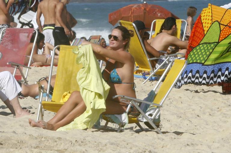 Perto de ter filho, Letícia Birkheuer pega praia no Rio de Janeiro