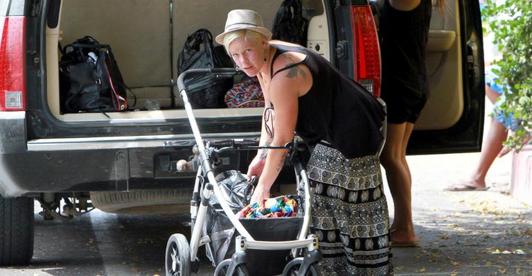 Pink em viagem com o marido, Carey Hart, e a filha, Willow Sage