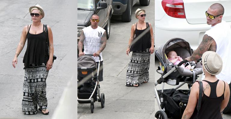 Pink em viagem com o marido, Carey Hart, e a filha, Willow Sage