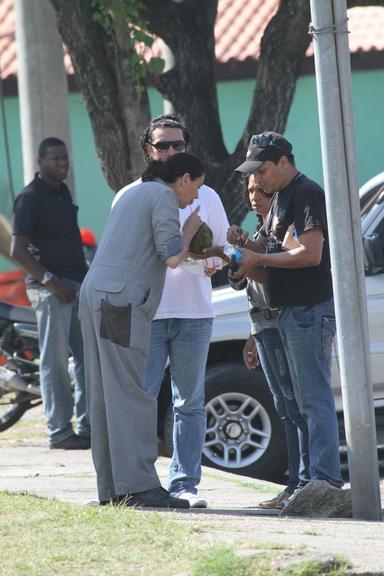 Lília Cabral toma água de coco durante gravação de 'Fina Estampa'