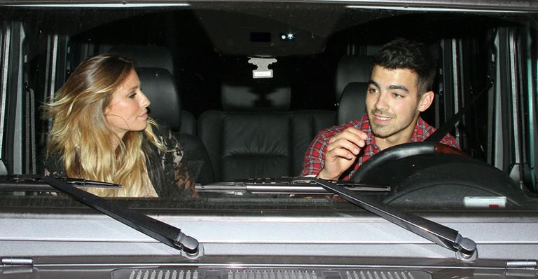 Joe Jonas em nova companhia