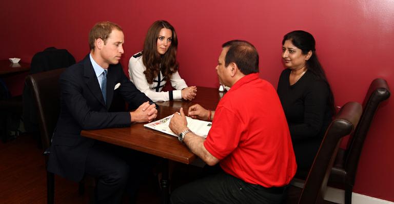 Príncipe Harry e Duquesa Catherine visitam centro comunitário de Birmingham