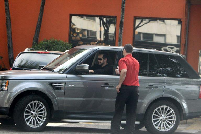 Murilo Benício almoça com mulata no Rio de Janeiro