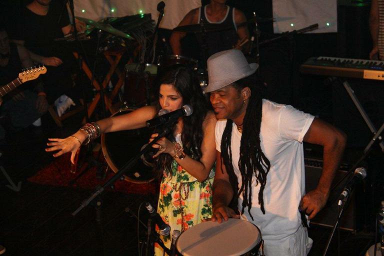 Carlinhos Brown canta com a banda Moinho