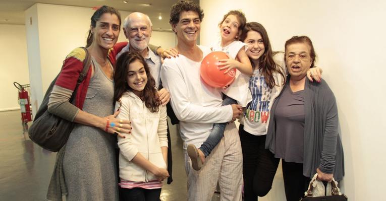 Eduardo Moscovis recebe o carinho da família no teatro