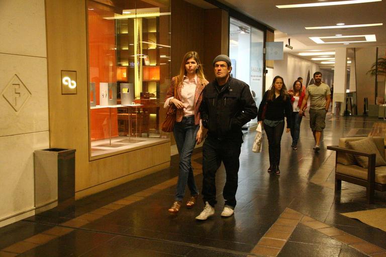 Sérgio Mallandro passeia com a namorada em shopping carioca