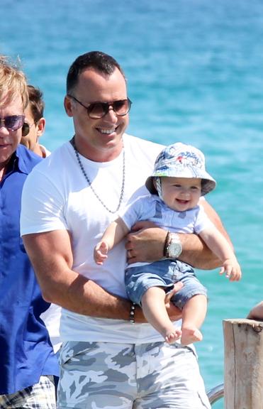 Elton John, David Furnish e o pequeno Zachary