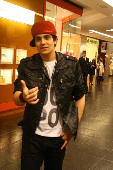 Luan Santana passeia em shopping no Rio de Janeiro