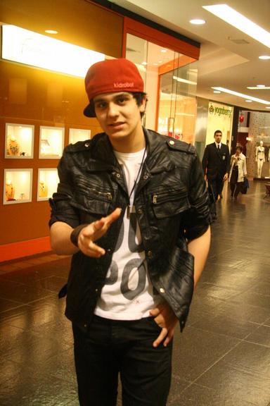 Luan Santana passeia em shopping no Rio de Janeiro