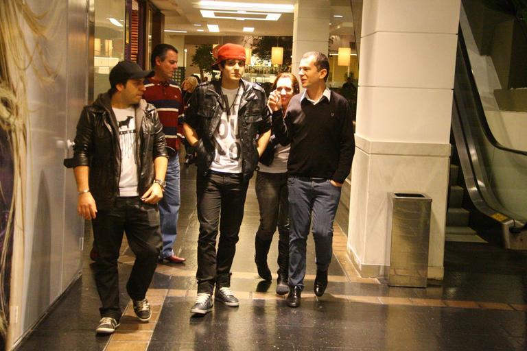 Luan Santana passeia em shopping no Rio de Janeiro