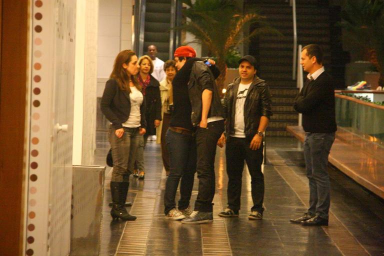 Luan Santana passeia em shopping no Rio de Janeiro