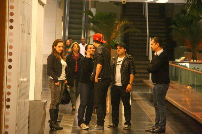 Luan Santana passeia em shopping no Rio de Janeiro