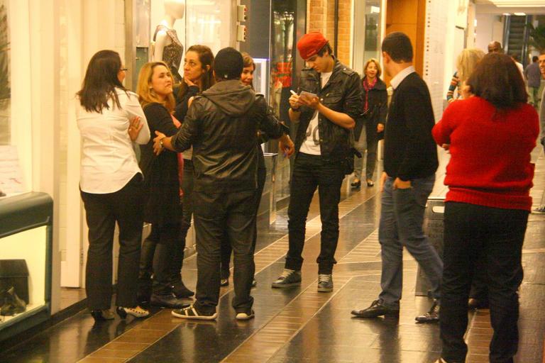 Luan Santana passeia em shopping no Rio de Janeiro