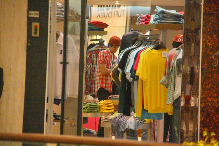 Luan Santana passeia em shopping no Rio de Janeiro