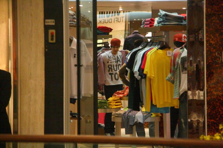 Luan Santana passeia em shopping no Rio de Janeiro