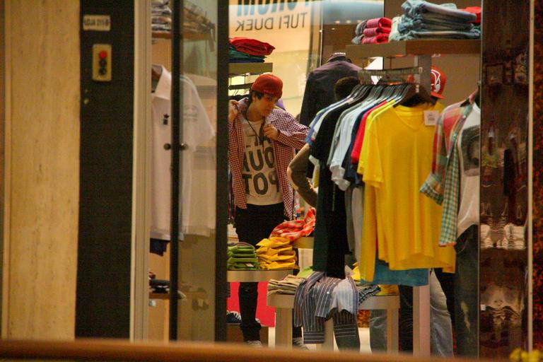 Luan Santana passeia em shopping no Rio de Janeiro