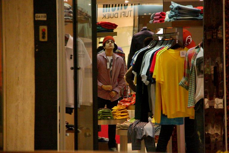 Luan Santana passeia em shopping no Rio de Janeiro