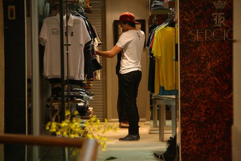 Luan Santana passeia em shopping no Rio de Janeiro