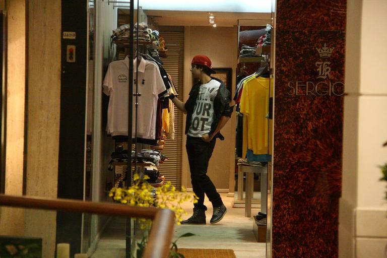 Luan Santana passeia em shopping no Rio de Janeiro