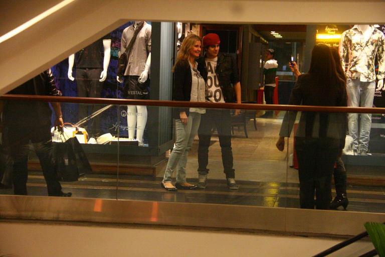 Luan Santana passeia em shopping no Rio de Janeiro