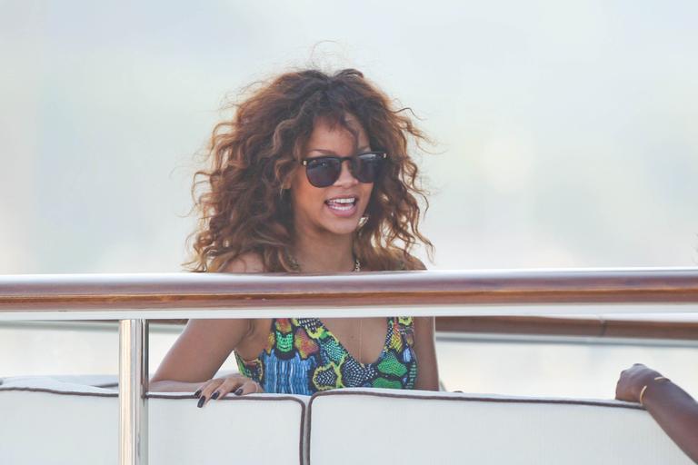 Rihanna se diverte com amigos em Saint-Tropez, na França