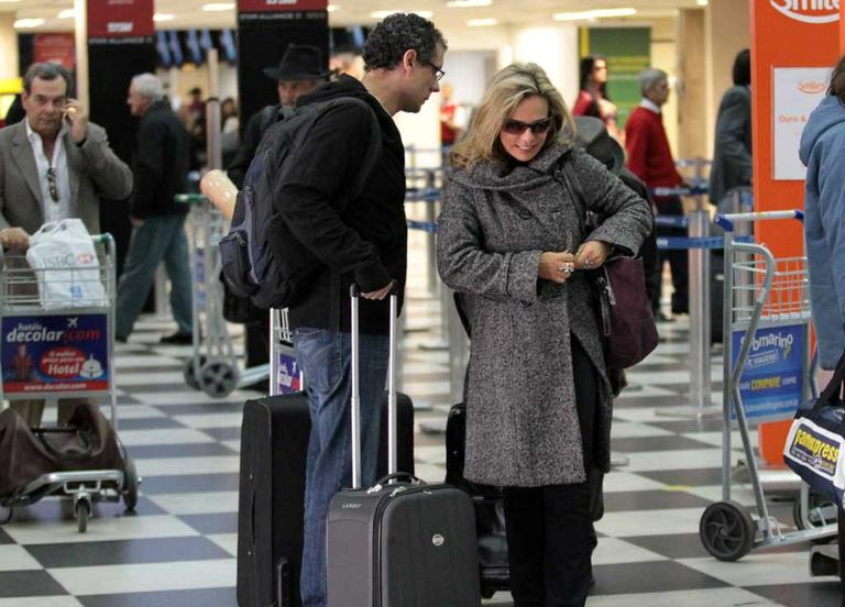 Marcelo Airoldi e Bruna Lombardi no aeroporto de Congonhas, em São Paulo